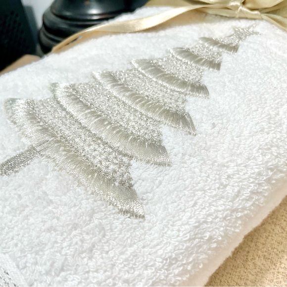 NWT Set of 2 Shimmering Christmas Tree 🎄 Hand Towels - Picture 2 of 9